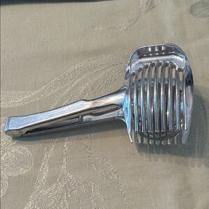 Vintage Metal tomato/egg/onion holder to slice evenly used